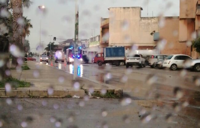 Paura nella notte, incendio in deposito di bombole: vigili del fuoco ancora al lavoro, chiusa via Garibaldi