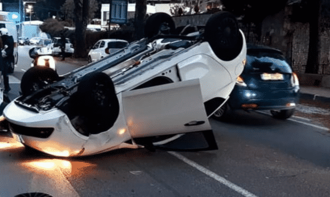 Incidente alla Circonvallazione, automobilista perde il controllo e si ribalta: un ferito