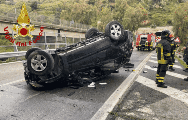Incidente lungo A18, auto si ribalta dentro la galleria: ferito il conducente, vigili del fuoco in azione