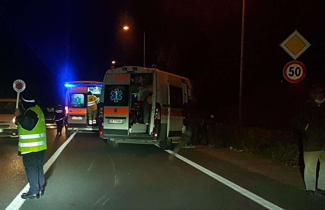 Grave incidente nel Ragusano, feriti due giovani: sangue e detriti, due ambulanze sul posto