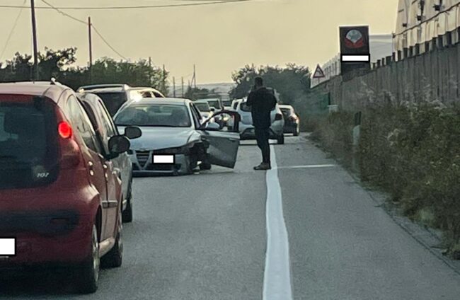 Incidente stradale sulla SP 20, scontro tra un furgone, una Peugeot e un’Alfa Romeo: 3 feriti – FOTO