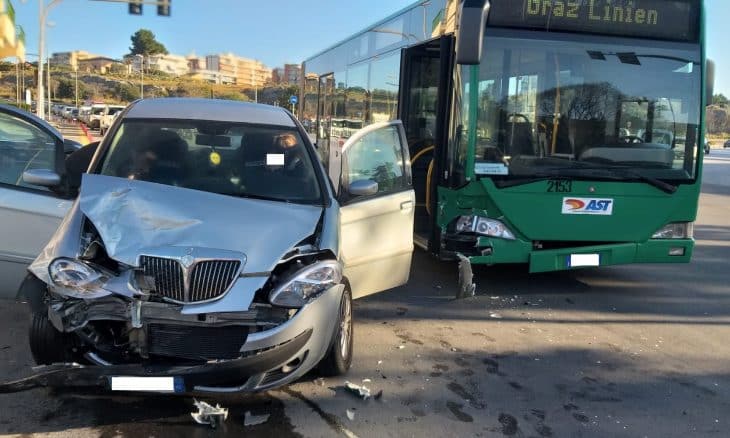 Incidente in via Largo Ganci, autobus di linea si scontra con un’auto: donna al Pronto Soccorso