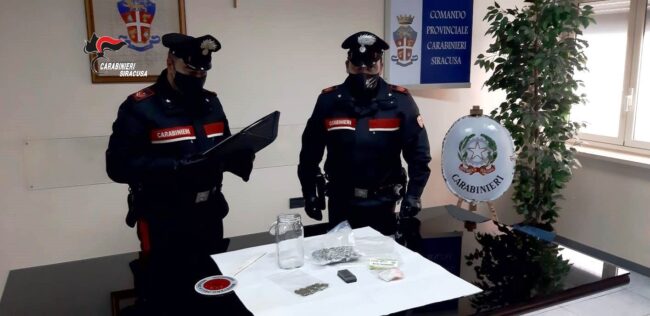 La droga spedita a mezzo pacchi postali o corriere: catanese denunciato per spaccio
