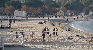 Domenica di sole, i siciliani corrono al mare: assembramenti in spiaggia, intervengono le Forze dell’Ordine