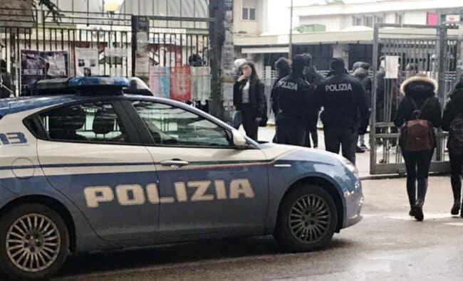 Caos davanti le scuole, sosta selvaggia e assembramenti: la Questura invasa dalle segnalazioni dei cittadini