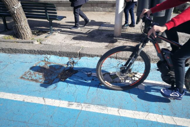 Buche, avvallamenti e rifiuti: il lungomare di Catania cade a pezzi. La richiesta del consigliere Cardello – Le FOTO