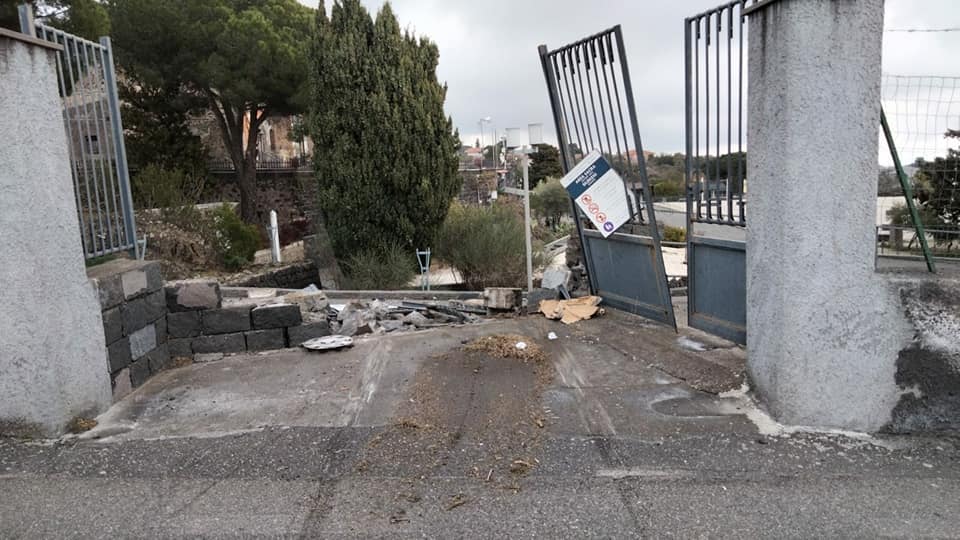 Sfonda con l’auto l’ingresso del Santuario di Mompileri e scappa: “Hai distrutto un luogo costruito e mantenuto con fatica”