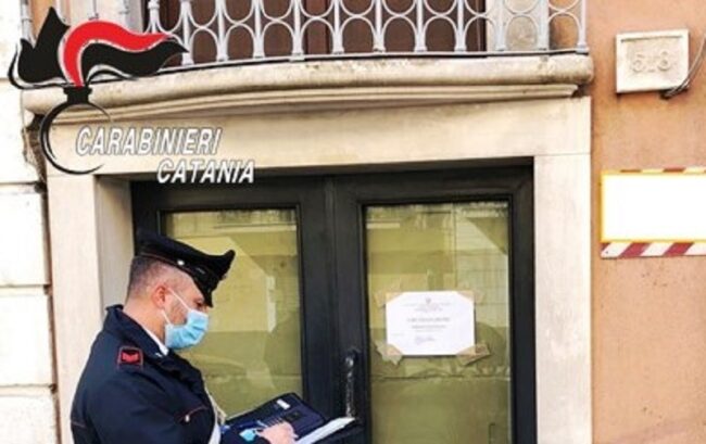 Controlli nel Catanese, un bar chiuso e guai per un circolo ricreativo: soci e cassiere sorpresi a giocare a carte e guardare partita in TV