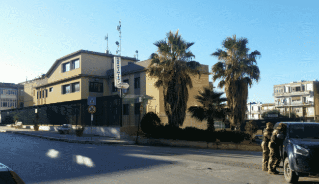 Operaio preso dall’ira sfonda il cancello della caserma e aggredisce i carabinieri: arrestato