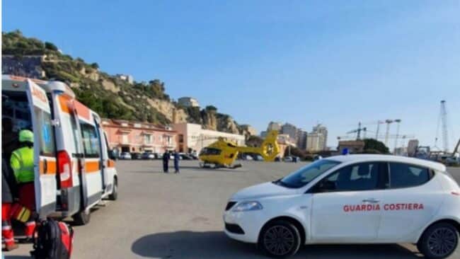 Paura al porto, scivola sugli scogli e perde conoscenza: un uomo in ospedale