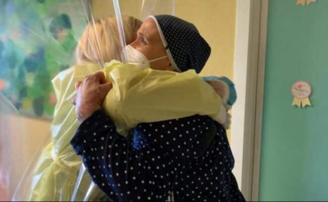 Ragusa, la stanza degli abbracci ma in sicurezza: attimi di felicità grazie ad Antonella Battaglia e alla sua squadra