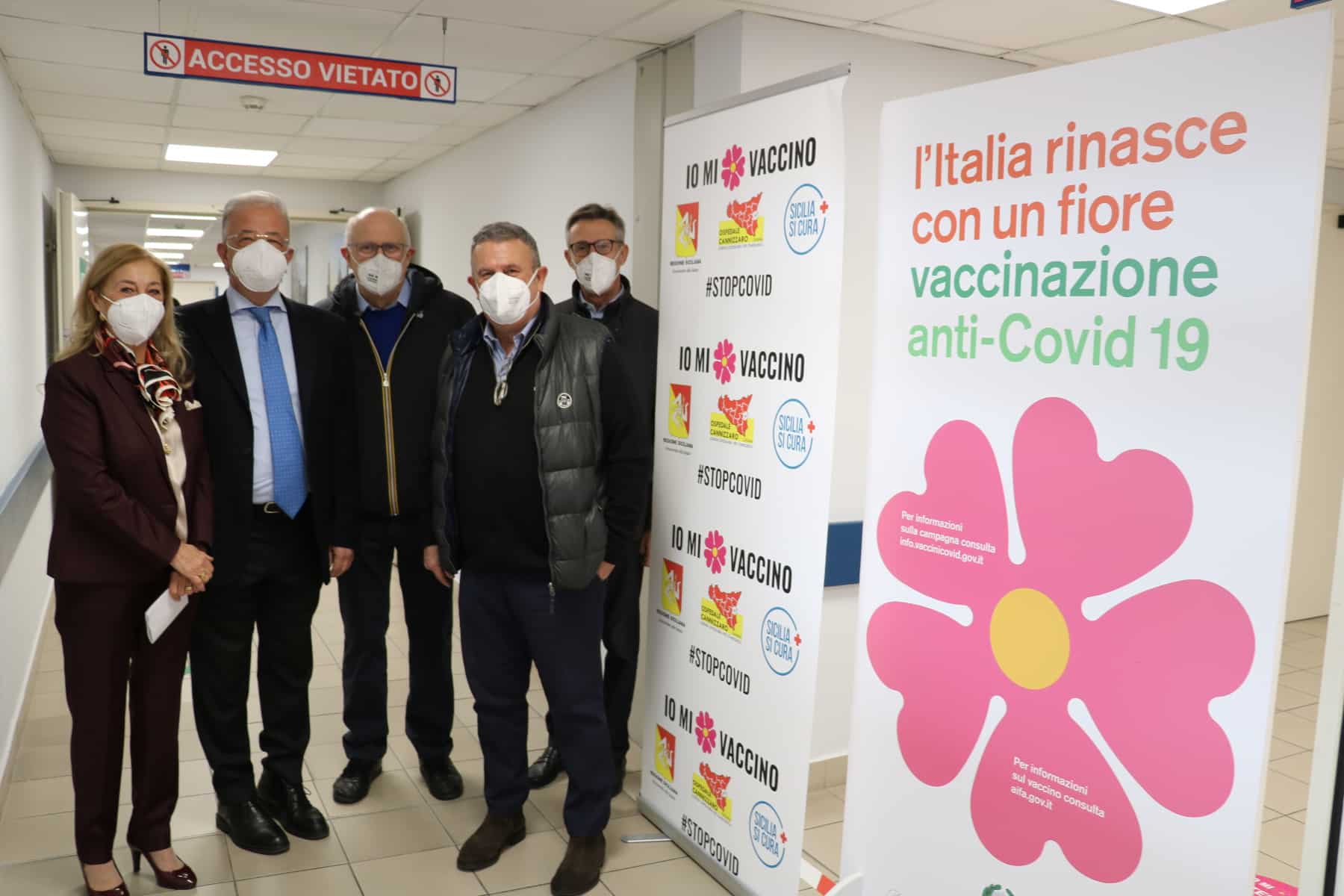 Ospedale Cannizzaro, vaccinazione anti-Covid con l’Ordine dei medici: il presidente La Mantia in visita agli ambulatori