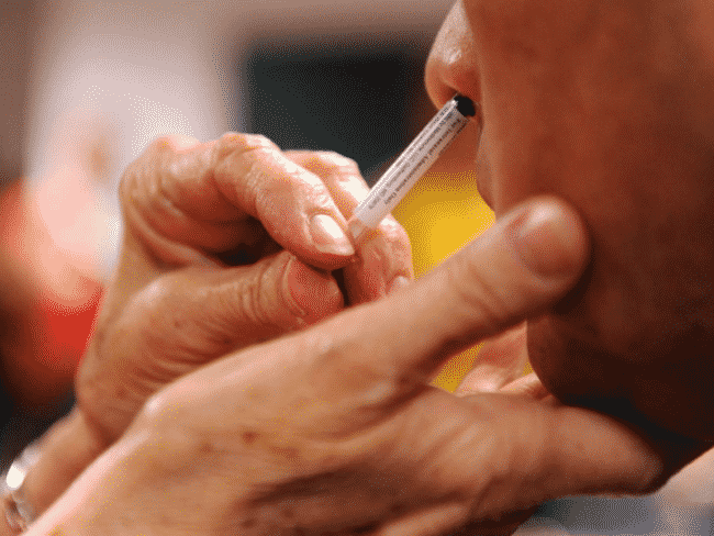 Coronavirus e vaccino spray nasale, la ricerca della Lancaster University. Dottor Munir: “Produzione a basso costo”