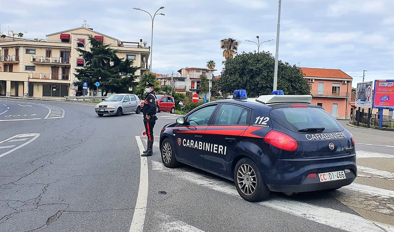 Dramma familiare nel Catanese, marito ludopatico picchia la moglie davanti ai figlioletti: arrestato 29enne