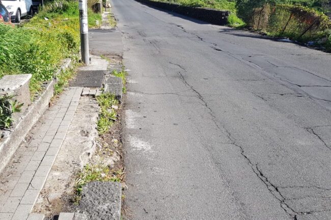 Catania, marciapiedi danneggiati e manto stradale distrutto. Zingale: “Rischio per incolumità”
