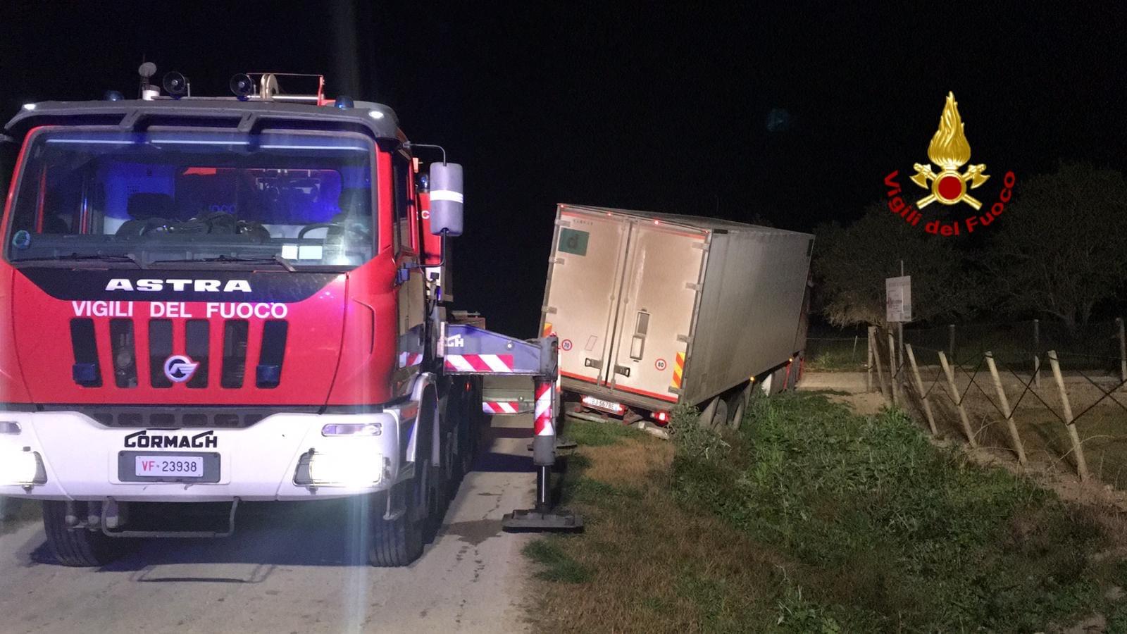 Noto, camion fuori strada: vigili del fuoco in soccorso – Le FOTO