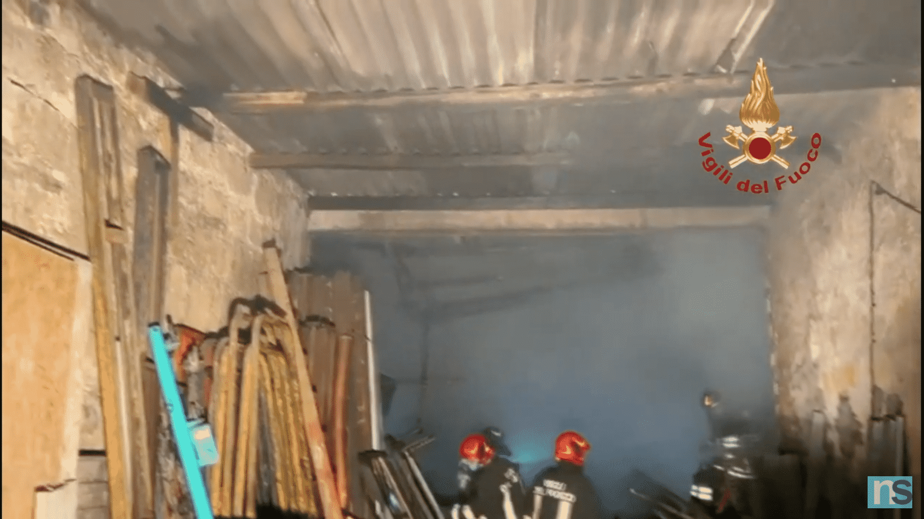Vittoria, incendio in un deposito di attrezzature da cantiere edile: il VIDEO dell’intervento dei vigili del fuoco