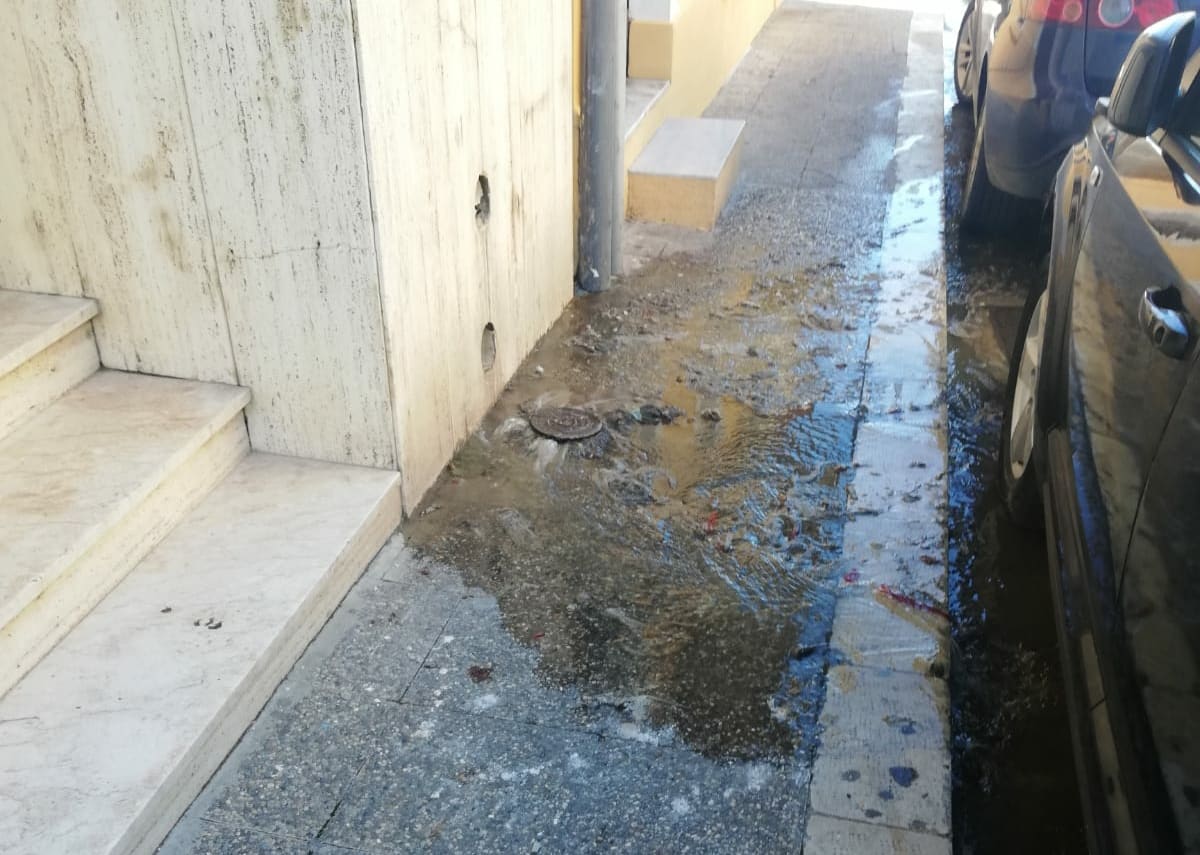 Reflui fognari in via Napoli: dopo segnalazione di una cittadina guasto riparato dai tecnici del Comune