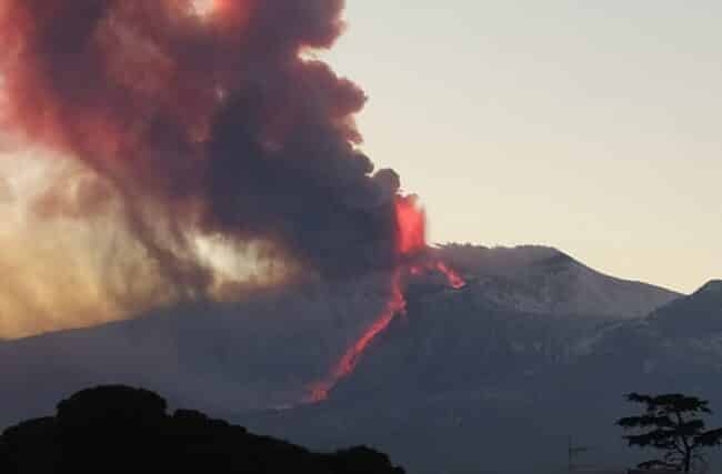 Eruzione Etna, il vulcano continua a dare spettacolo: tra boati, attività esplosiva e piccoli terremoti – DETTAGLI
