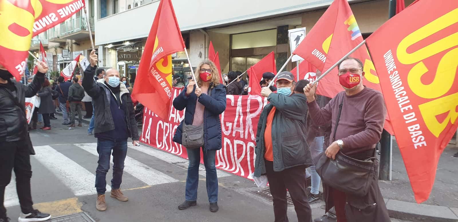 “Catania dice no al governo Draghi”, presidio davanti Confindustria: presente anche la Federazione del Sociale USB – FOTO