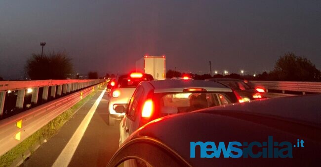 Tangenziale di Catania, traffico bloccato per un autoarticolato in fiamme
