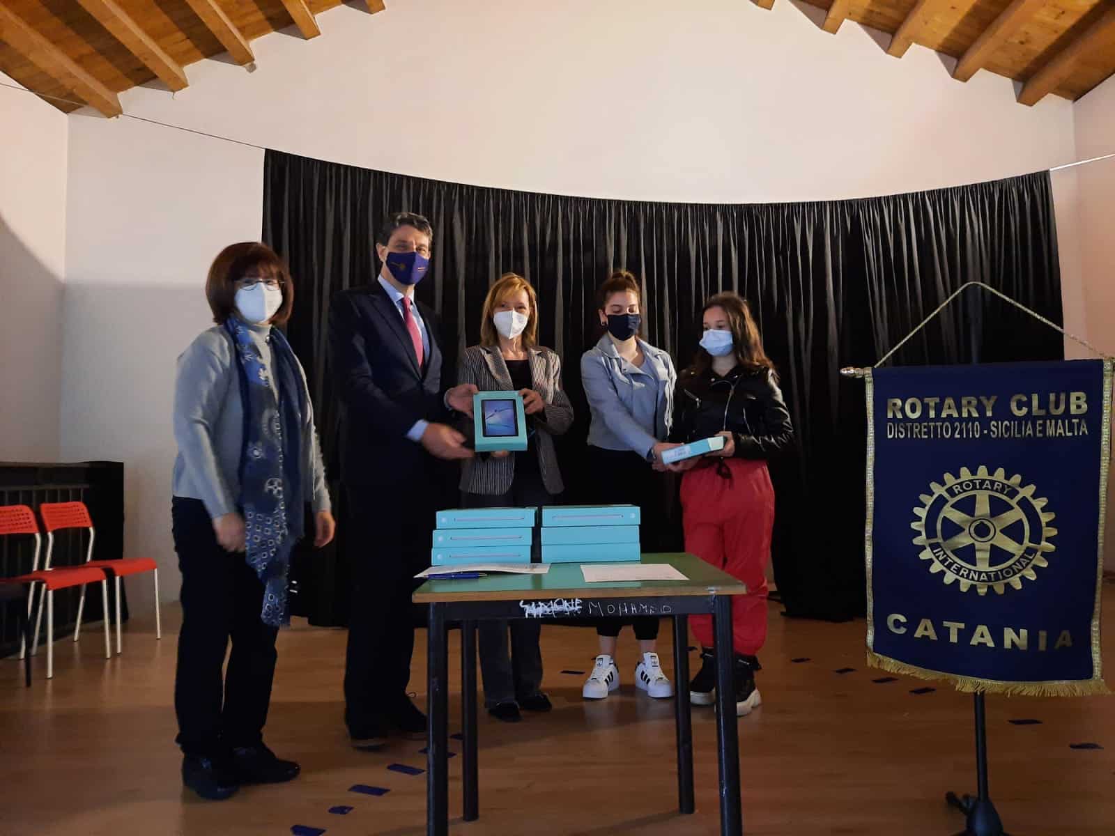 Il Rotary Club vicino all’I.C. “Fontanarossa” di Catania, donati tablet per la didattica