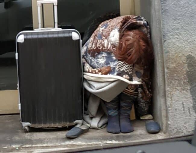 Senzatetto a ogni angolo del quartiere Borgo-Sanzio e non solo, la segnalazione del Comitato Cittadino Vulcania – Le FOTO