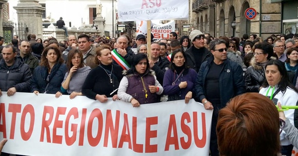 Sicilia, oggi il voto per stabilizzare i lavoratori Asu: “Dopo 25 anni non sono più precari”