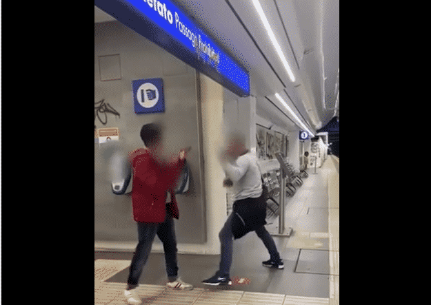 Aggressione omofoba in stazione, si bacia con il compagno e viene picchiato da uno sconosciuto – VIDEO