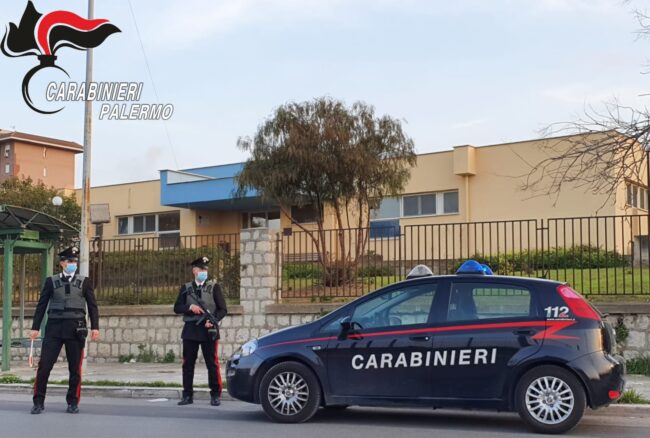 Sorpresi con un computer rubato da asilo comunale: due in arresto