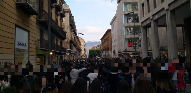Ultimo weekend in zona gialla prima della Sicilia “arancione”: vie del centro affollate e “assembramenti” a Palermo – FOTO