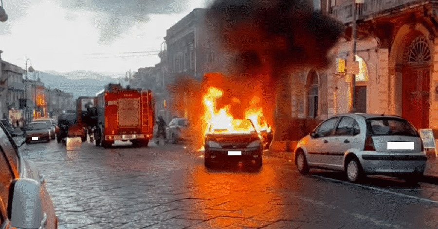 Panico nel Catanese, auto in fiamme inizia a “camminare”: terrore tra i passanti, i vigili del fuoco non la fermano