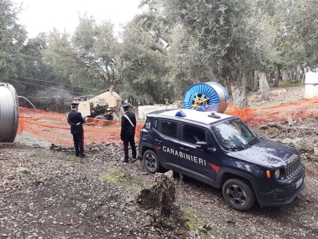 Operaio morto folgorato mentre lavorava sui cavi elettrici, linea d’alta tensione non disattivata: 8 denunciati