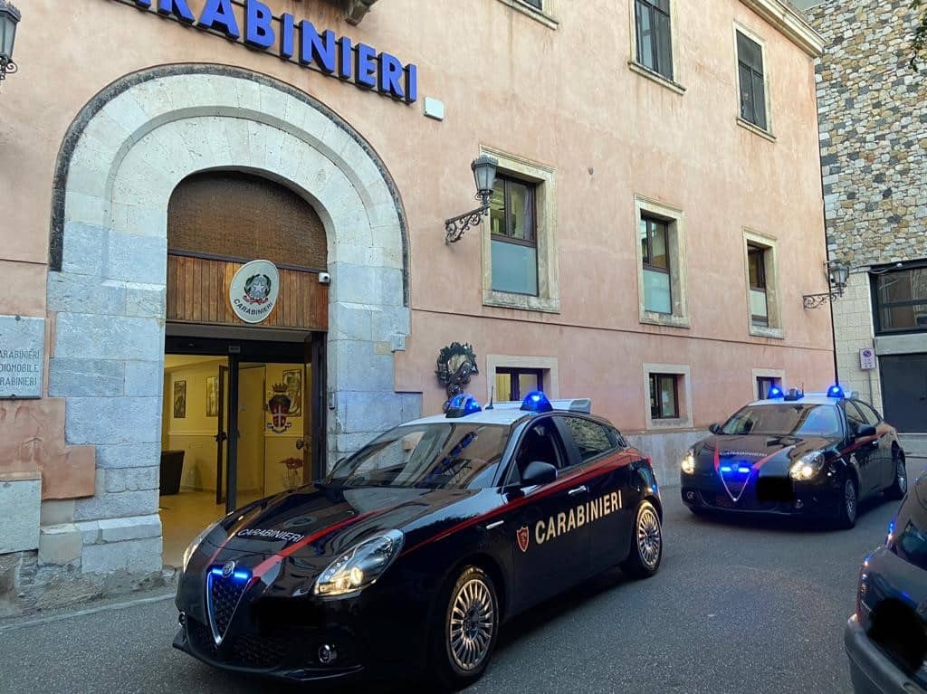 Pusher tentano di disfarsi della droga lanciandola dalla finestra: 2 arresti per spaccio