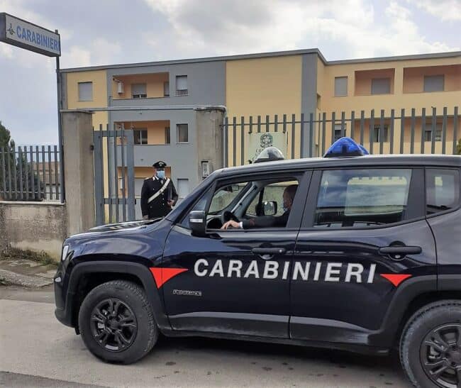 “Mi devi comprare il motorino, altrimenti sfascio tutto”: nel Catanese figlio aggredisce la madre con pugni e morsi