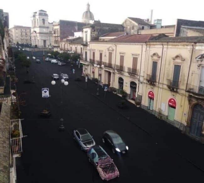 Eruzione Etna, strade ricoperte di cenere nel Catanese: le testimonianze degli abitanti – VIDEO e FOTO