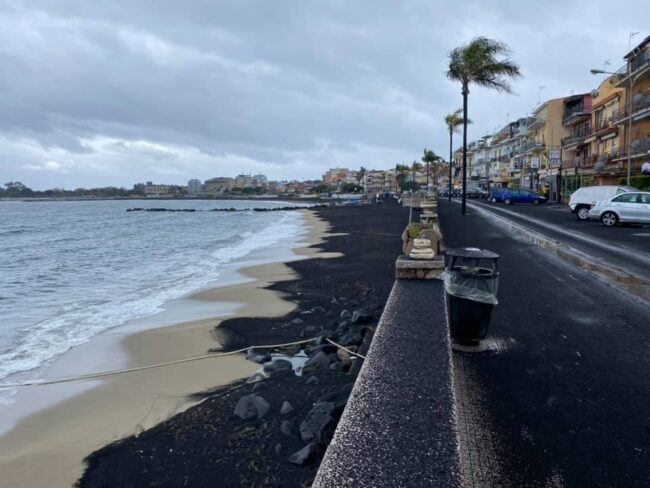 Eruzione Etna, cenere in autostrada e a Giardini Naxos: “Attenzione negli spostamenti” – VIDEO e FOTO