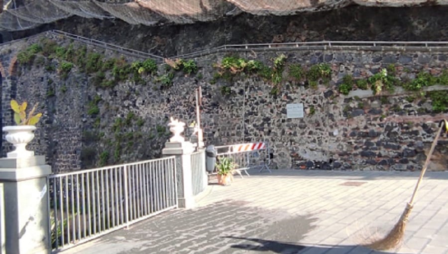 Cenere dell’Etna, ad Aci Castello divieto di circolazione per mezzi a 2 ruote e limite di velocità per le auto: l’ORDINANZA