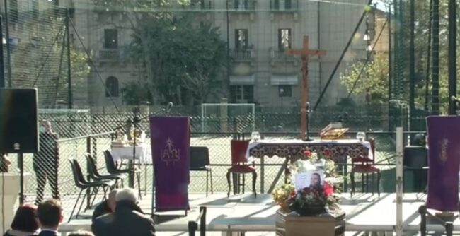Funerali all’Istituto Don Bosco per Cinzia Pennino, morta dopo il vaccino AstraZeneca: tanto dolore, proseguono le indagini