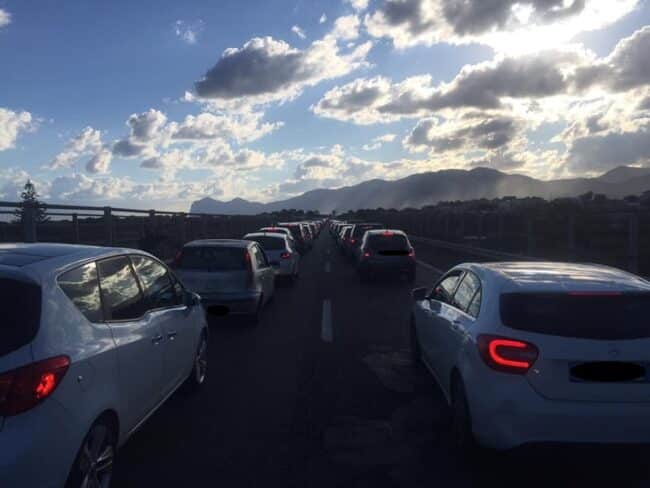 Caos lungo l’A29, tir carico di plastica in fiamme: traffico in tilt, sul posto 5 squadre dei vigili del fuoco