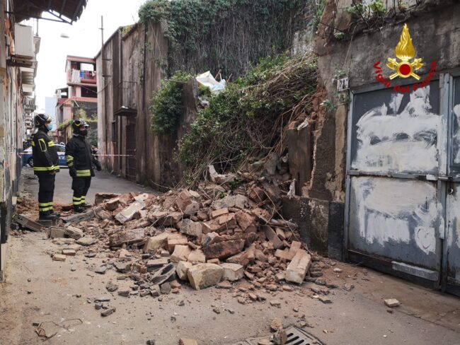 Paura a Catania, crollo in via Sturiale: ecco cosa è accaduto, vigili del fuoco e polizia sul posto – FOTO