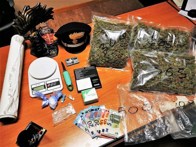 Oltre 1 chilo di marijuana in macchina, fermato catanese in via San Nullo: in casa anche cocaina