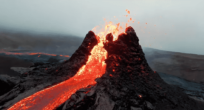 Islanda, dopo 6mila anni “esplode” il vulcano Fagradalsfjall: spettacolo unico tra lava e marshmallow