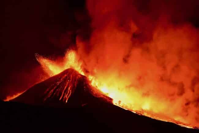 Etna, come si formano cenere vulcanica e lapilli? Lo studio dei ricercatori dell’INGV – DETTAGLI