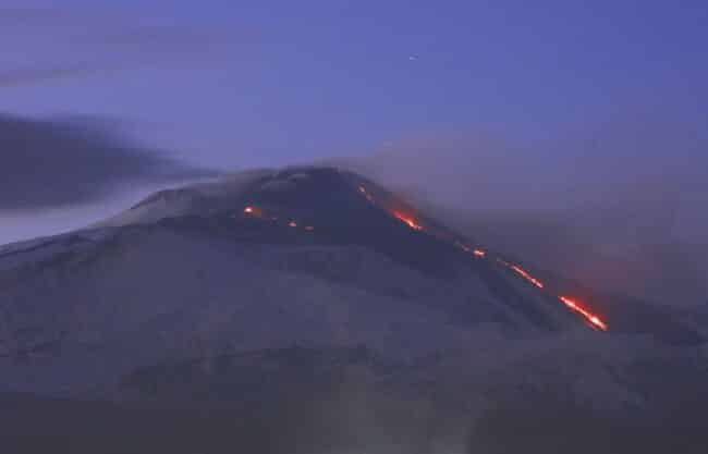 Etna, colata lavica lungo la Valle del Bove e cenere: il monitoraggio dell’INGV – DETTAGLI
