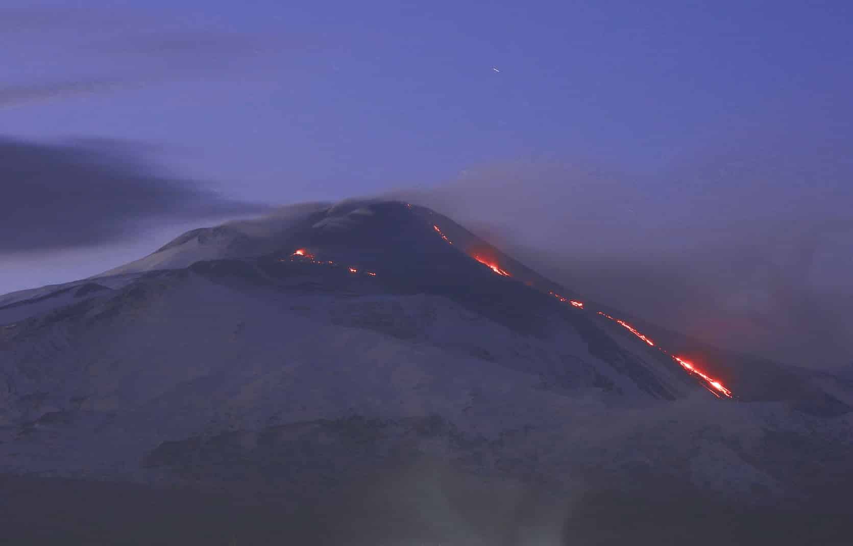 Etna, colata lavica lungo la Valle del Bove e cenere: il monitoraggio dell’INGV – DETTAGLI