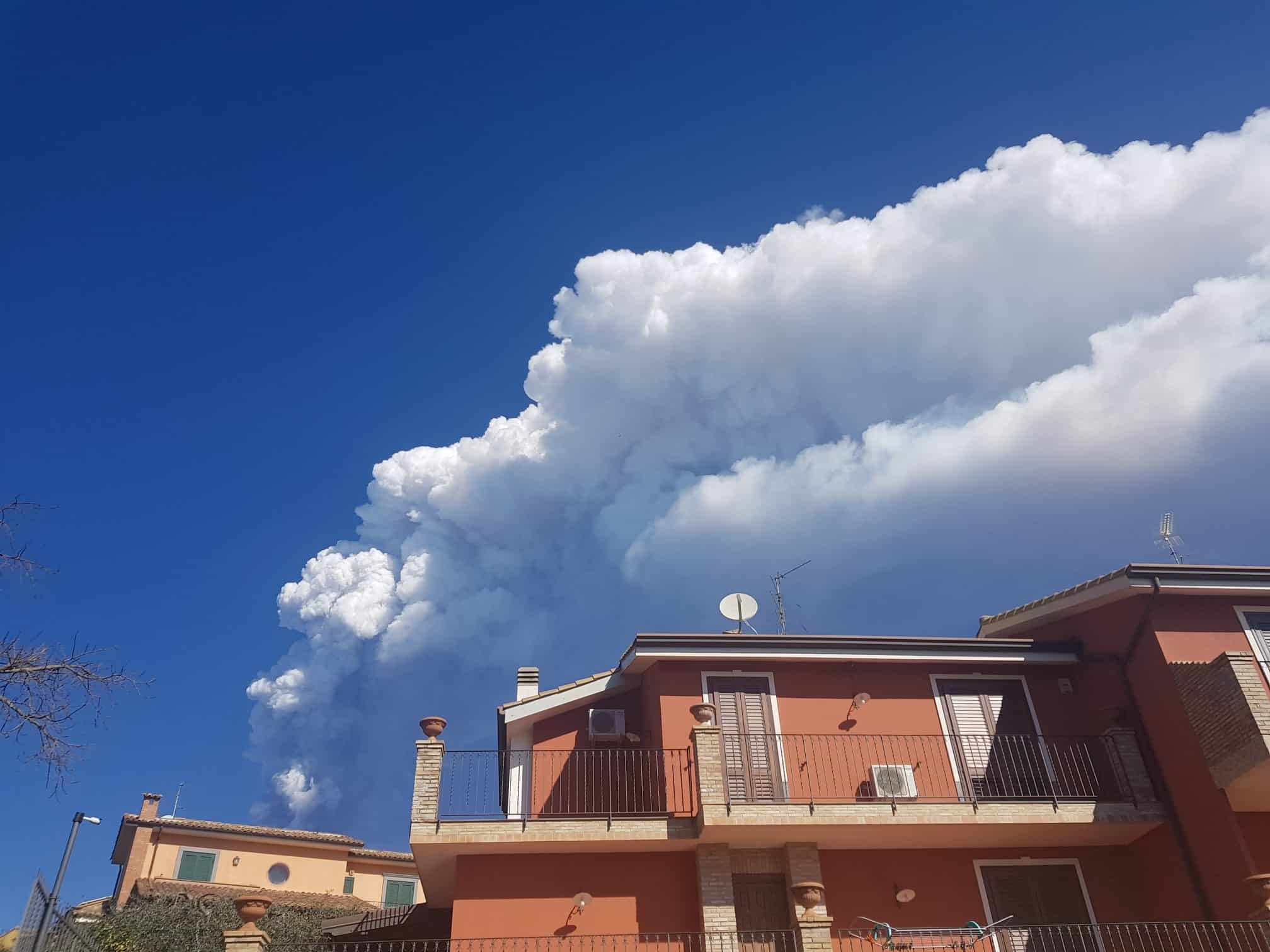 Etna, eruzione finita: fumo, onde d’urto e cenere “invadono” Catania e provincia – FOTO e VIDEO