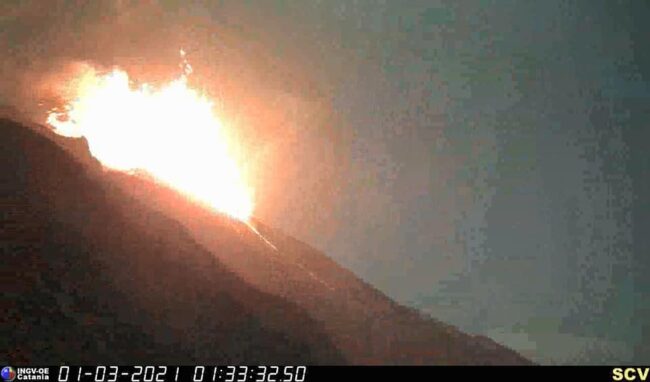 Stromboli, oltre 10 esplosioni nella notte e caduta di materiali: i DETTAGLI dell’INGV