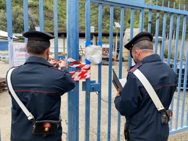 Sequestrato cantiere nautico in Sicilia: titolare aveva creato una discarica nel torrente dove buttava e bruciava gli scarti