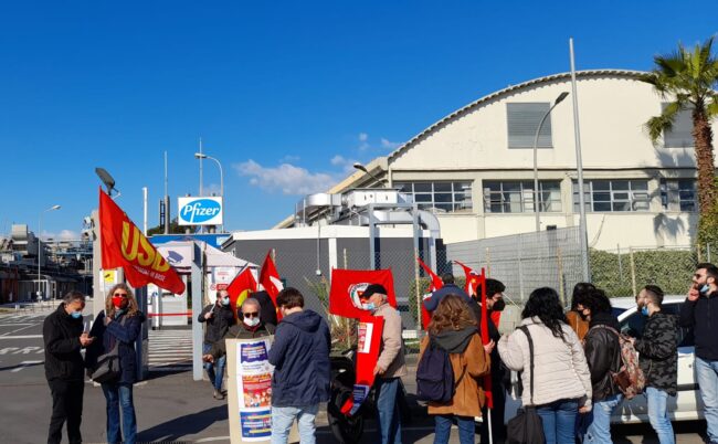 Catania, flash mob davanti allo stabilimento della Pfizer